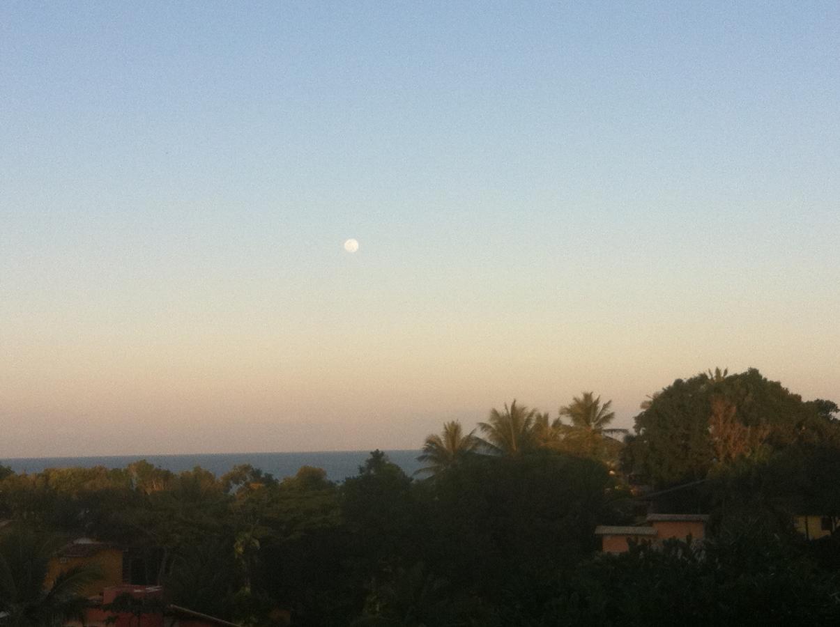 Novos Baianos Hostel E Pousada Порто Сегуро Екстериор снимка Moon over the Mediterranean Sea